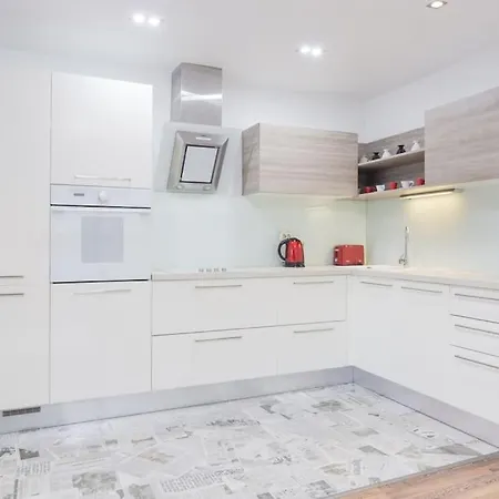 Spacious And Modern Apt, 6 Guests, Station, Self Check-in София